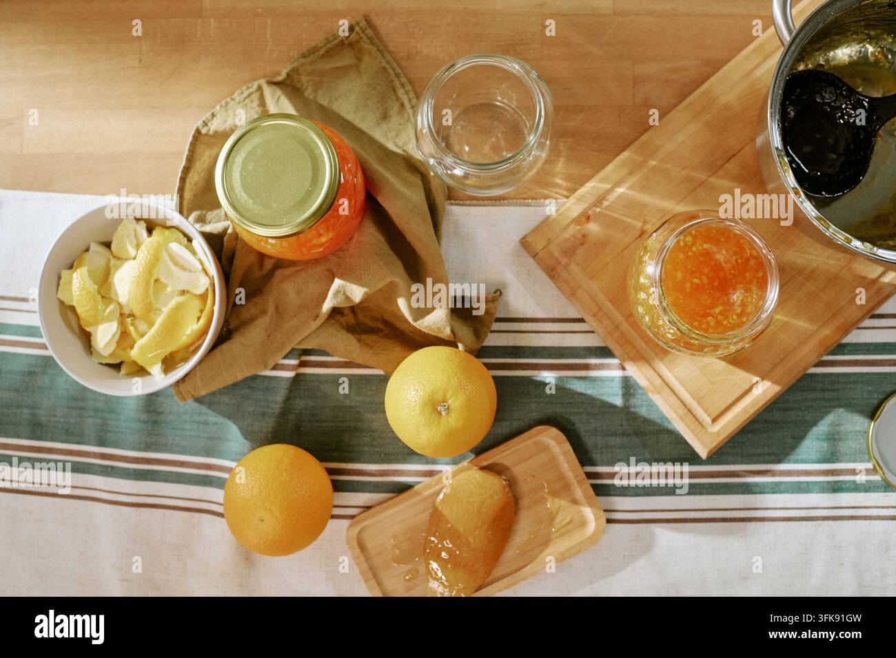 Frische hausgemachte Orangenmarmelade in Gläsern auf Holztablett Stockfoto