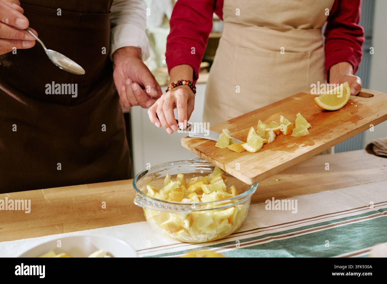 Seniorenpaar bereitet gemeinsam gesundes Essen in der Küche zu Stockfoto