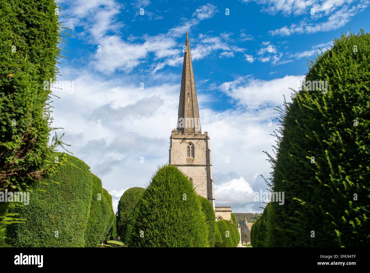 St. Mary's Kirche (berühmt für ihre 99 Eiben) im Cotswolds-Dorf Painswick, Gloucestershire, England, UK Stockfoto