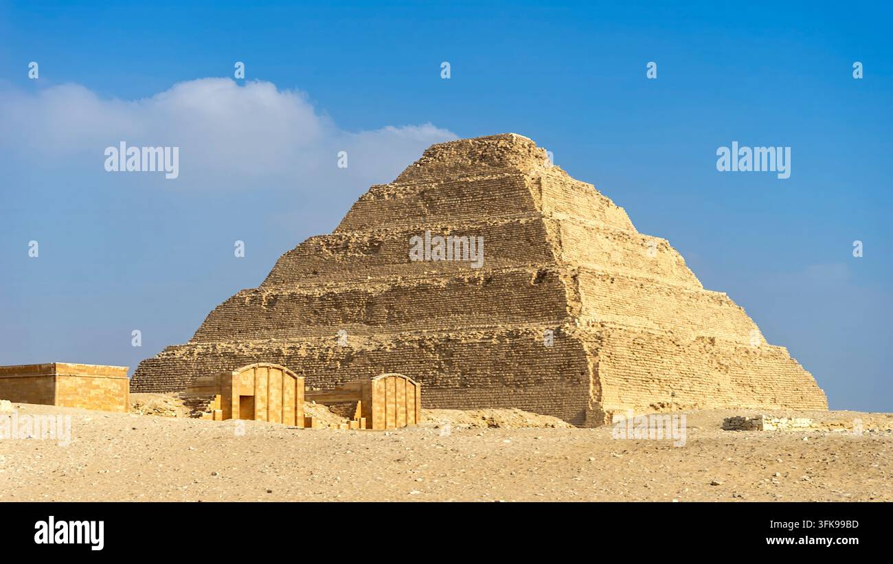 Ansicht der Stufenpyramide des Djoser im antiken Grabkomplex in Saqqara, Ägypten Stockfoto