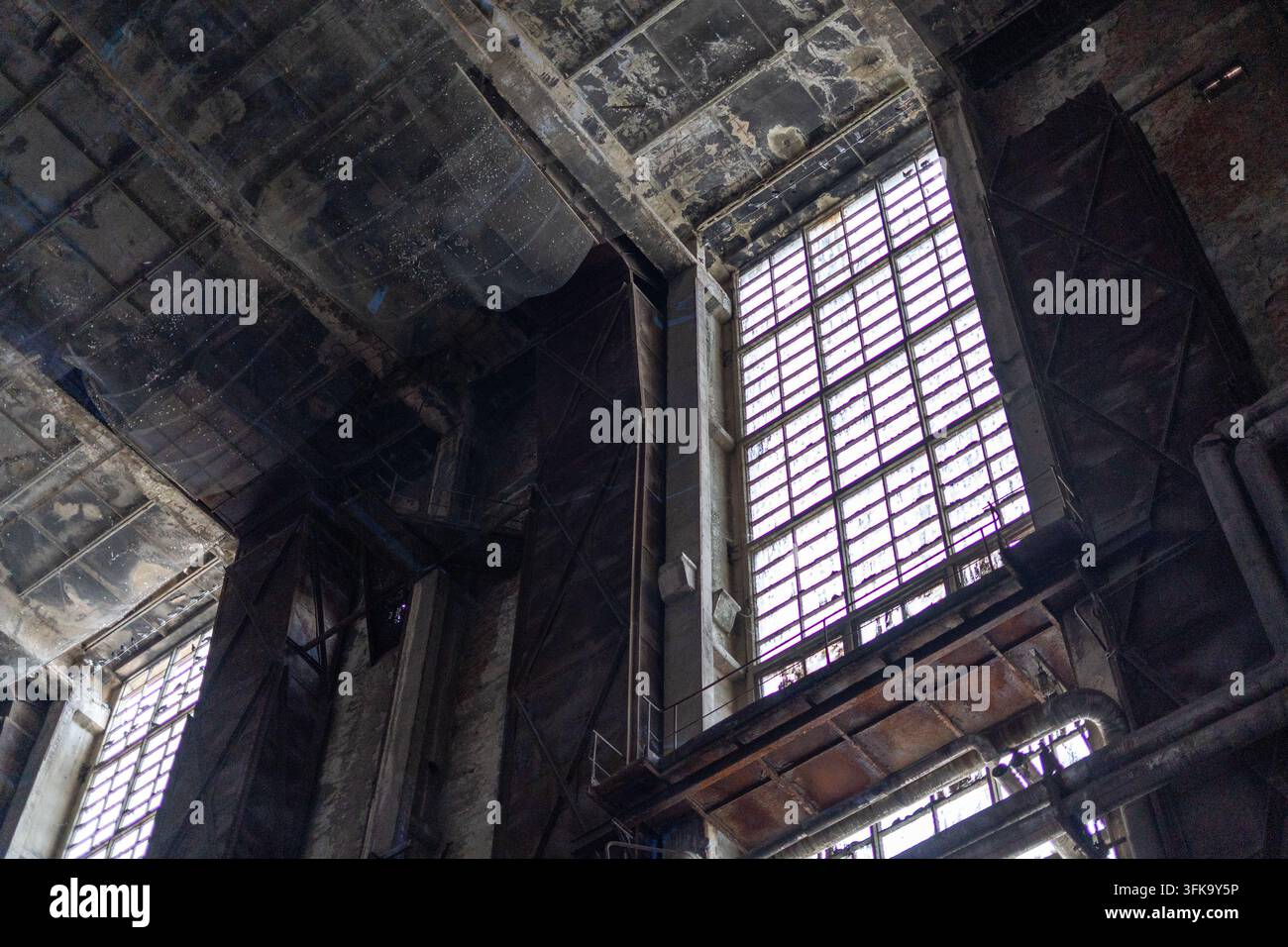 Verlassene zerbrochene Fenster eines alten Kraftwerks Stockfoto