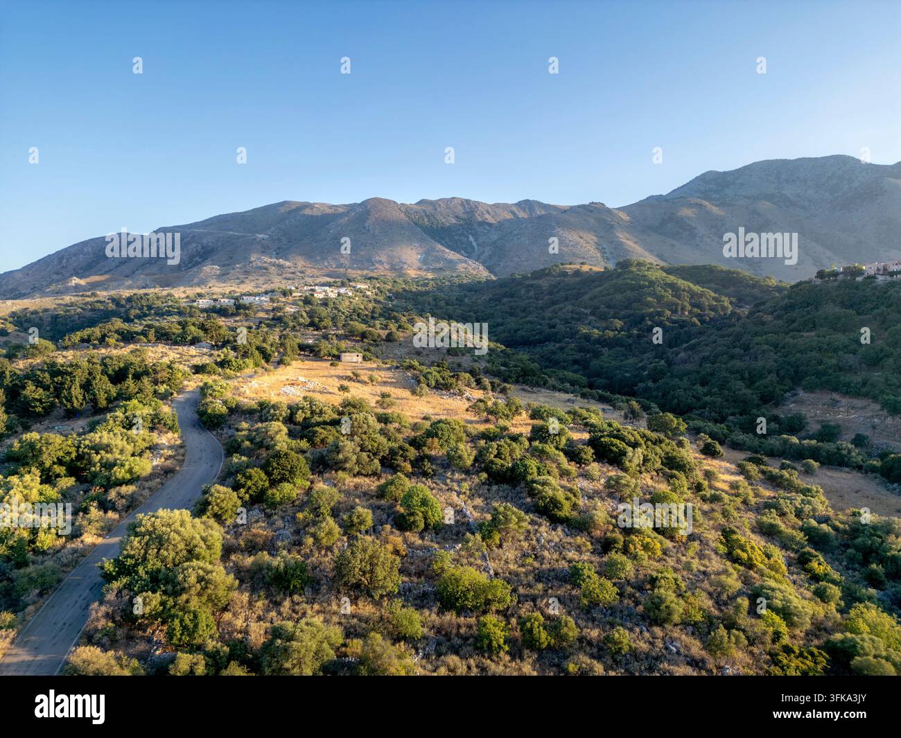 Das Kastello auf Kreta ist umgeben von dramatischen Berglandschaften, schroffen Gipfeln, tiefen Tälern und friedlicher Landschaft und bietet atemberaubende Ausblicke und Stockfoto
