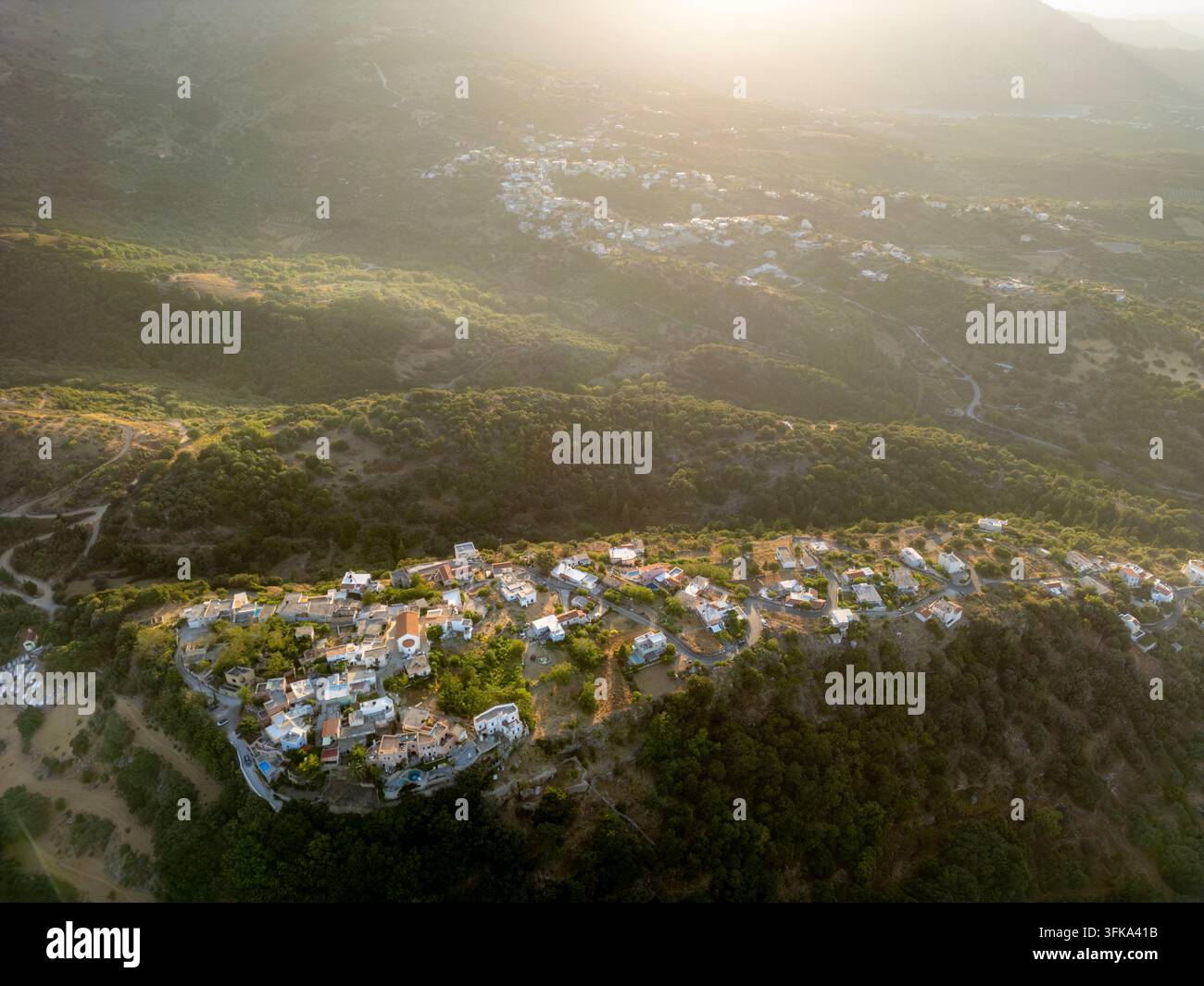 Das Kastello auf Kreta ist umgeben von dramatischen Berglandschaften, schroffen Gipfeln, tiefen Tälern und friedlicher Landschaft und bietet atemberaubende Ausblicke und Stockfoto