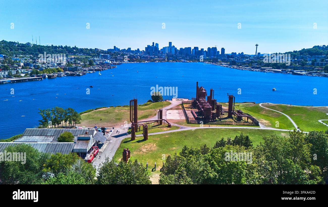 Luftbild des Gas Works Park in Seattle mit der Stadt Skyline und dem Lake Union im hellen Sommerlicht. Das Ufer, historische Parkbauten und DoN Stockfoto