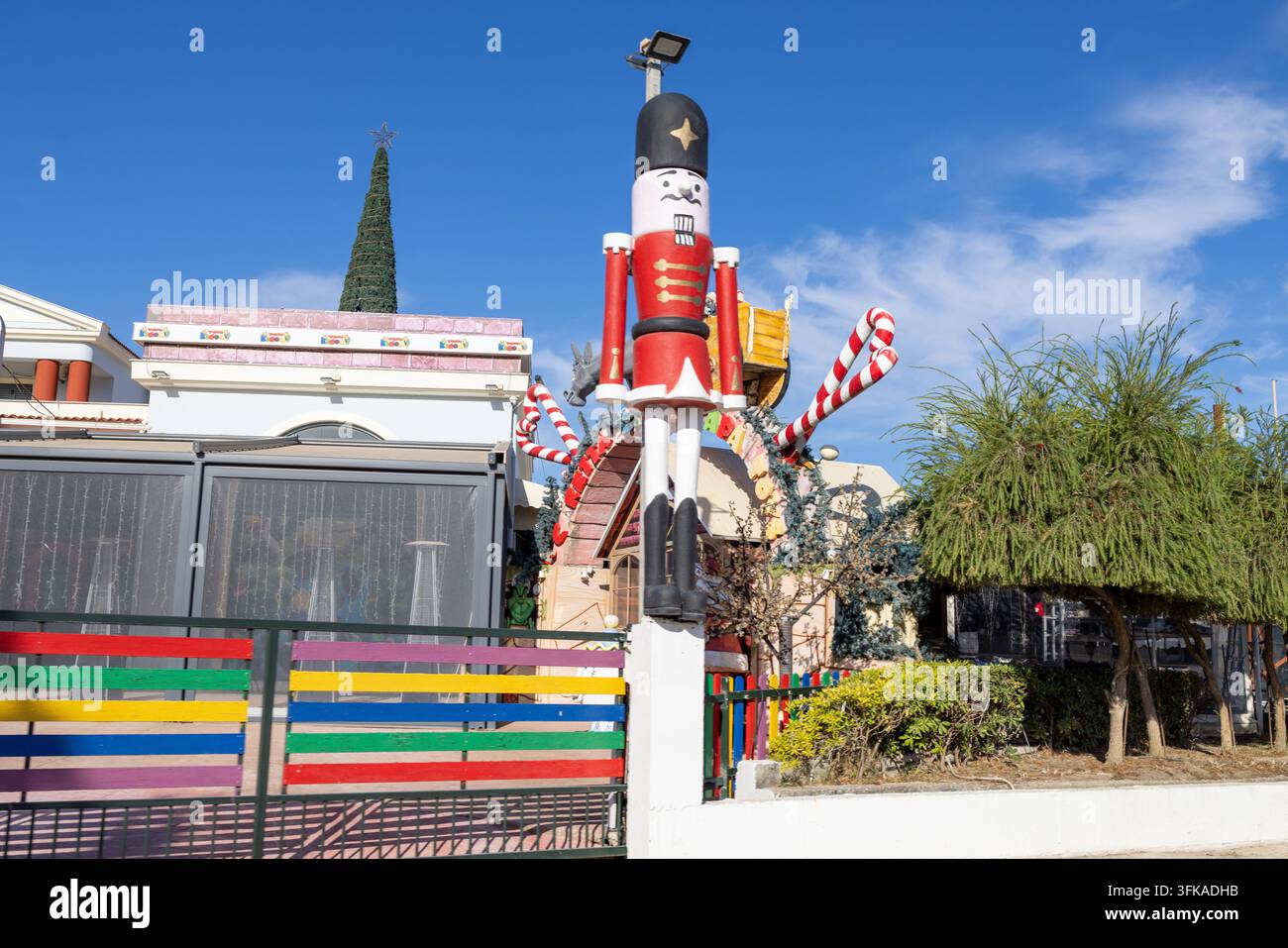 Kalamaki, Zakynthos, Griechenland, 1. September 2026: Redaktionelle Ansicht eines dekorierten Familienunterhaltungsortes mit einer riesigen Nussknacker-Figur Zuckerhut de Stockfoto
