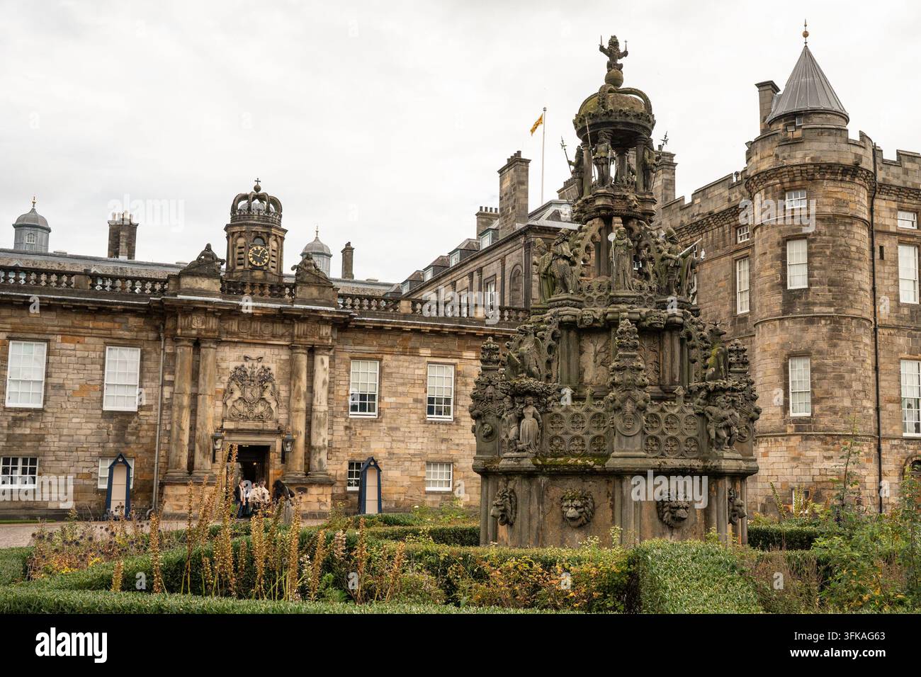 Architektur des Holyrood Palace in Edinburgh, Schottland, gesehen vom Innenhof aus Stockfoto