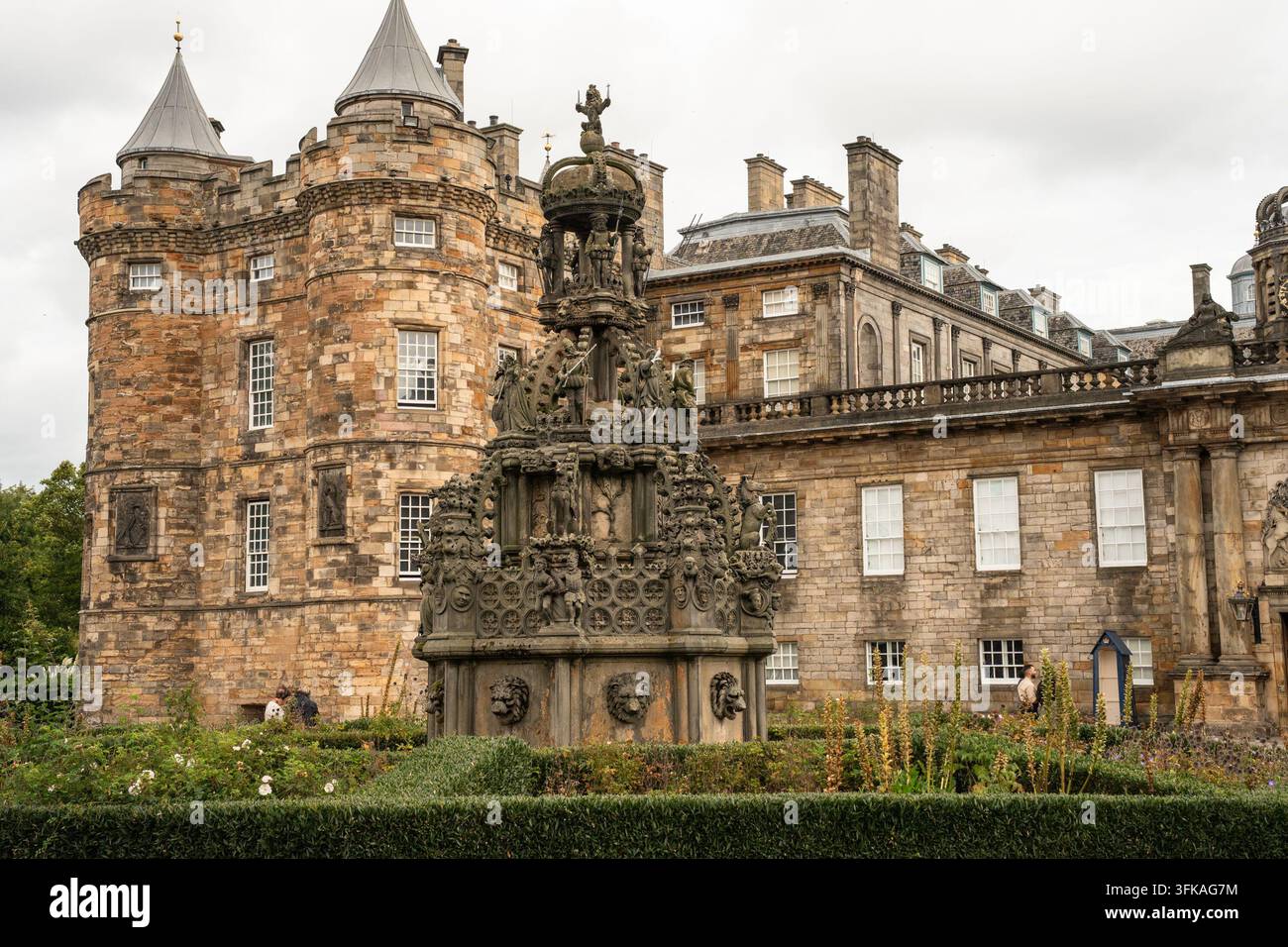Architektur des Holyrood Palace in Edinburgh, Schottland, gesehen vom Innenhof aus Stockfoto