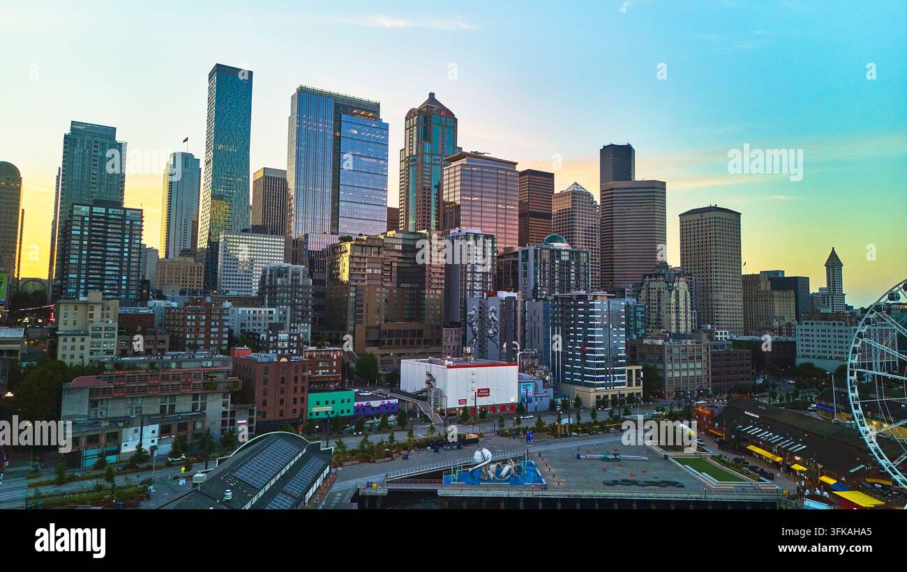 Luftbild der Seattle-Skyline-Bucht und der Uferlandmarken zur Goldenen Stunde Stockfoto