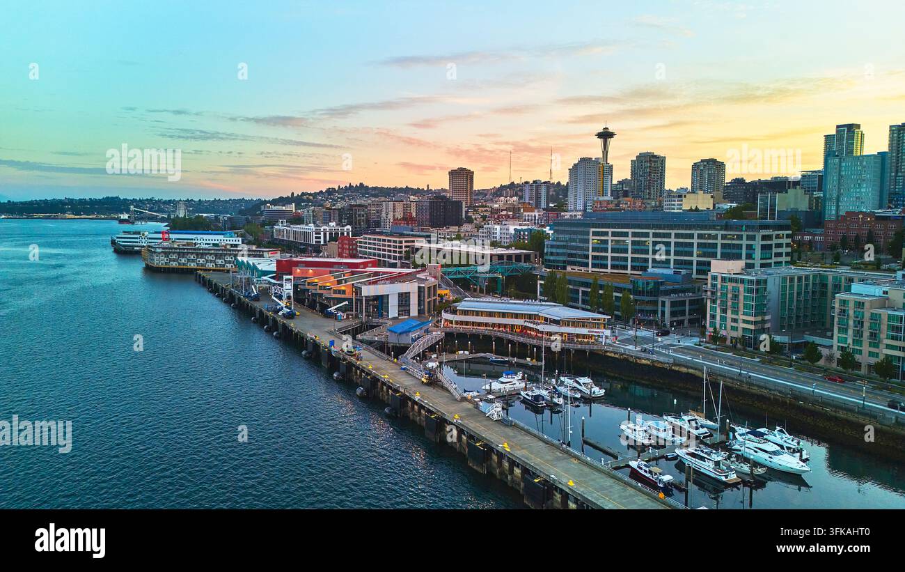 Luftbild der Seattle-Skyline, Space Needle, Hafen am Goldenen Abend Stockfoto