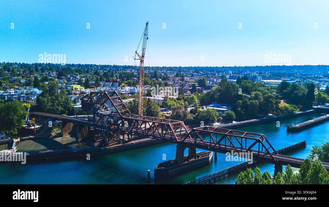 Lufttrain-Brücke und Baukran über Wasserstraße in Seattle Stockfoto