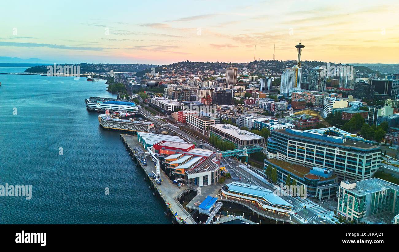 Luftaufnahme der Seattle-Skyline-Bucht-Wasserfront und des Space Needle zur Goldenen Stunde Stockfoto