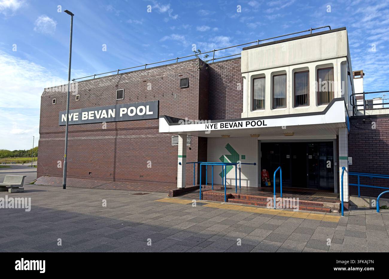 Nye-Bevan-Pool im Stadtzentrum von Skelmersdale, eine lang etablierte öffentliche Freizeiteinrichtung, fotografiert mitten in der Debatte über ihre Zukunft und die Kosten der Gemeinde. Stockfoto