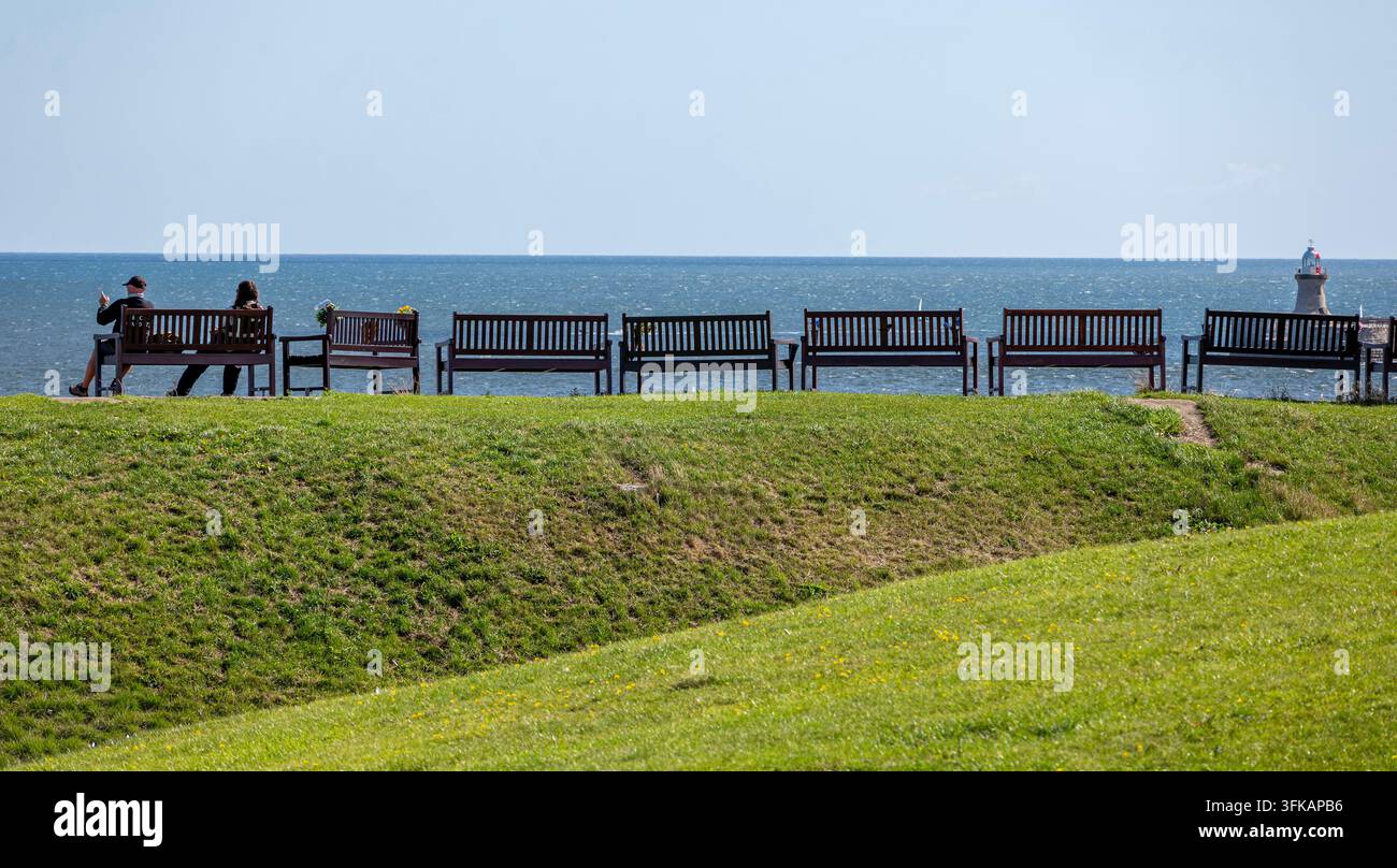 Blick auf das Meer auf einer Reihe von Bänken Stockfoto