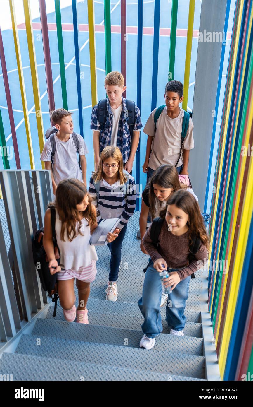 Verschiedene Schüler gehen gemeinsam die Schultreppe hinauf Stockfoto
