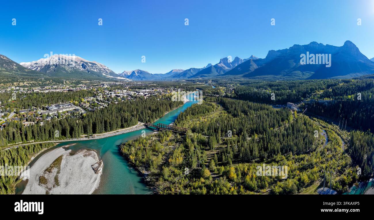 Canmore Engine Bridge über den Bow River und das Bow Valley Herbst-Luftbild. Canmore, Alberta, Kanada. Stockfoto