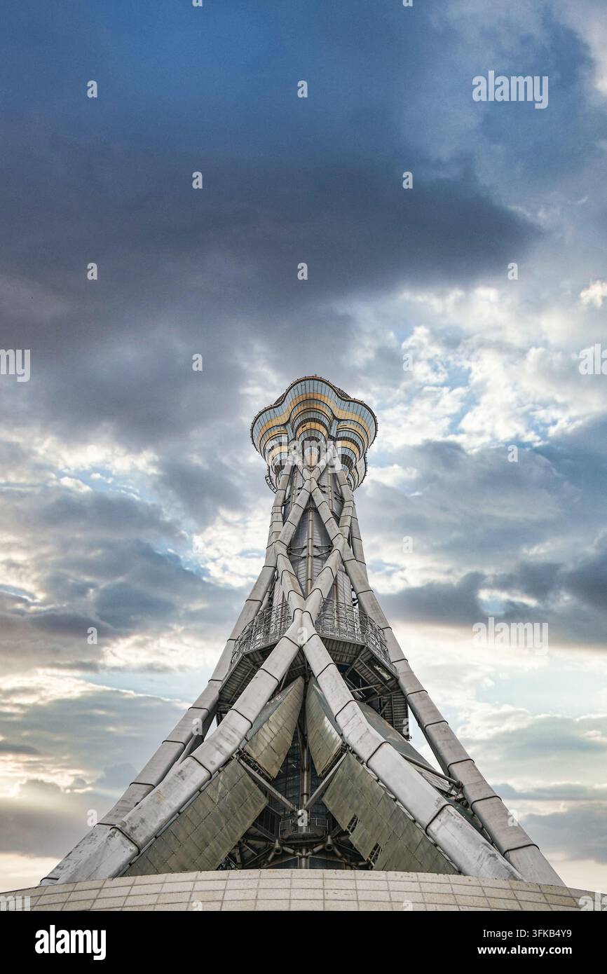 Niedriger Winkelschuss des Zhongyuan Fortune Tower in Zhengzhou, kreuz und quer verlaufende Stahlkonstruktion vor blauem Himmel Stockfoto