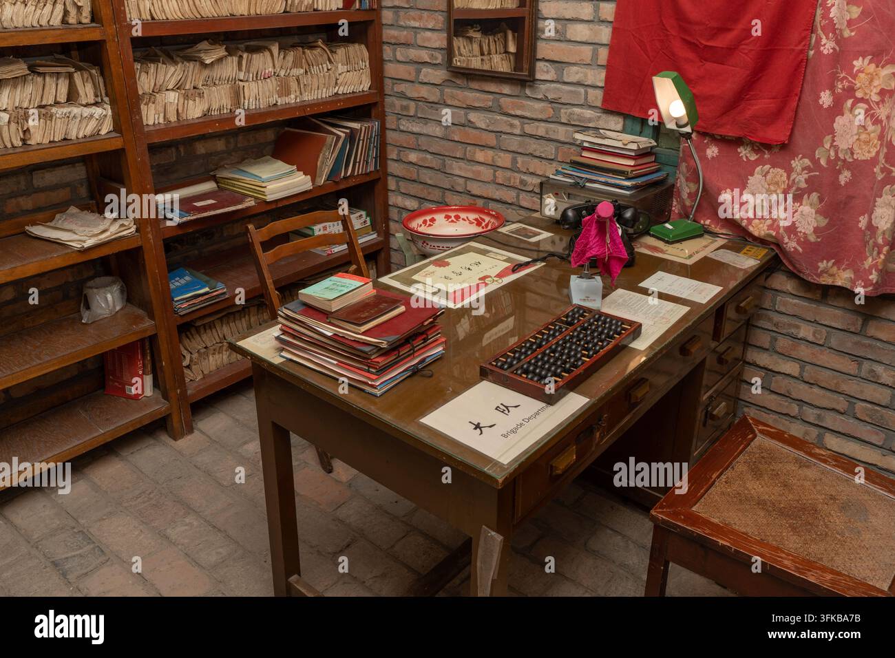 Alter Schreibtisch und Archivregal der Dorfwehr Stockfoto