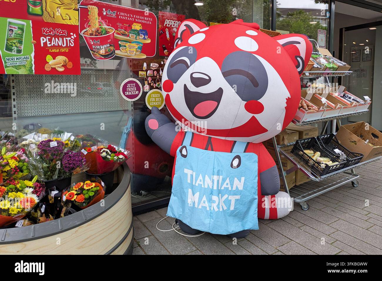 Düsseldorf, Deutschland – 8. Juni 2026: Niedliche große Rotpandamaske vor dem Tian Tian Asia-Supermarkt im japanischen Viertel Little Tokyo Stockfoto