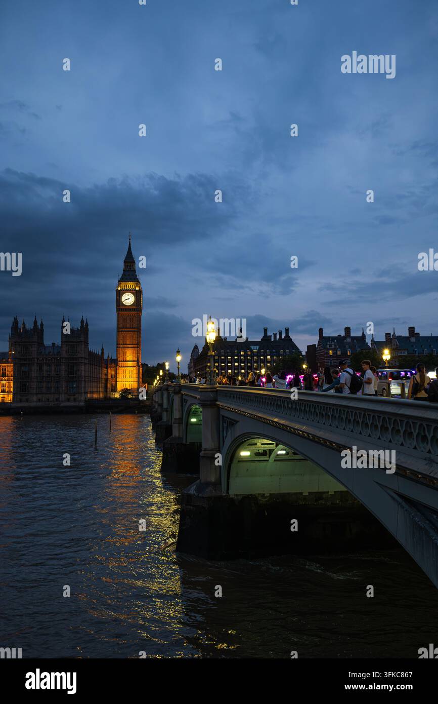 London, England, Vereinigtes Königreich, 16. August 2026. Vertikale Perspektive der Westminster-Brückenbögen, die über der Themse beleuchtet sind, mit der beleuchteten Stockfoto