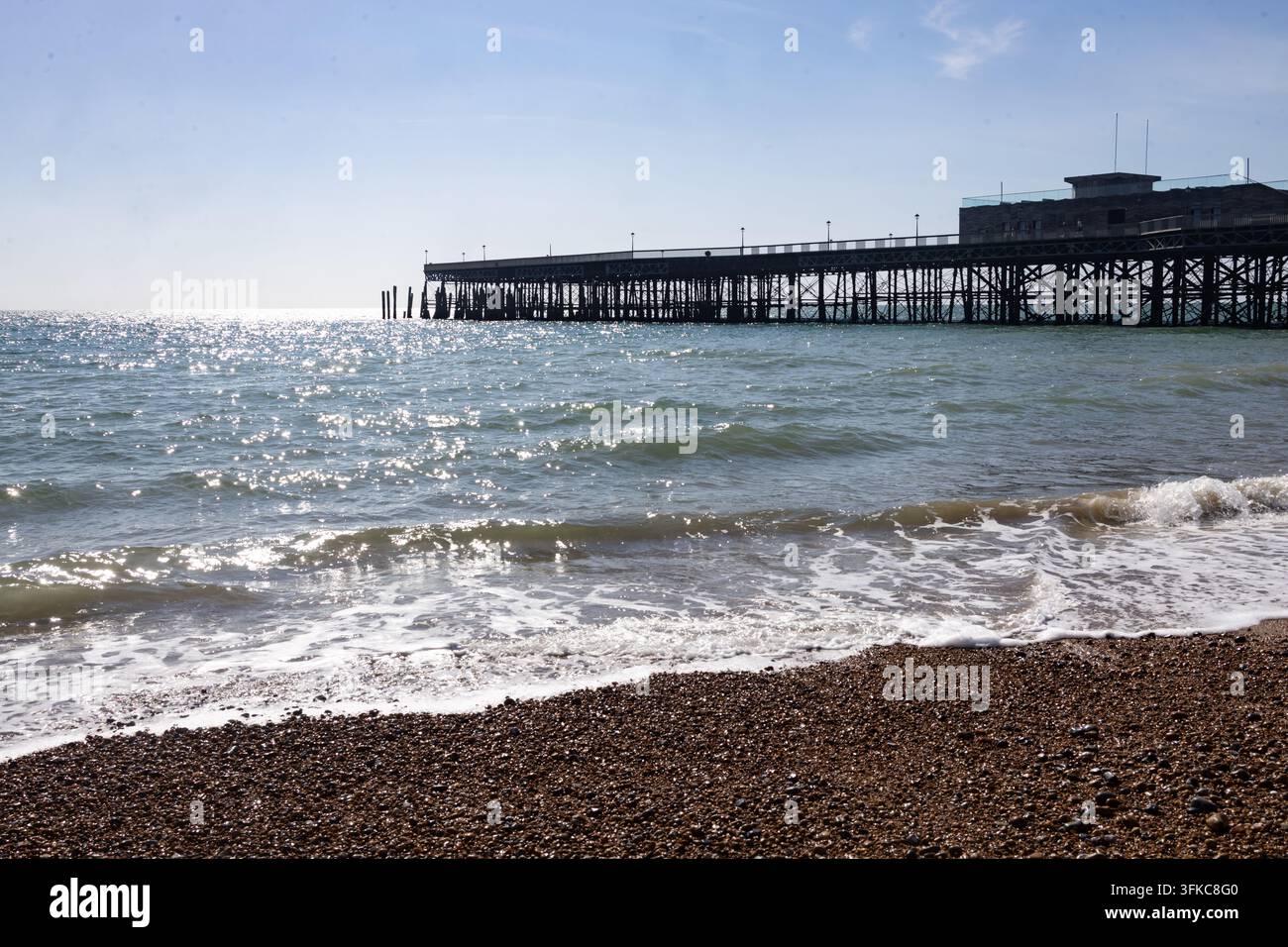Hastings Pier mit brechenden Wellen Stockfoto