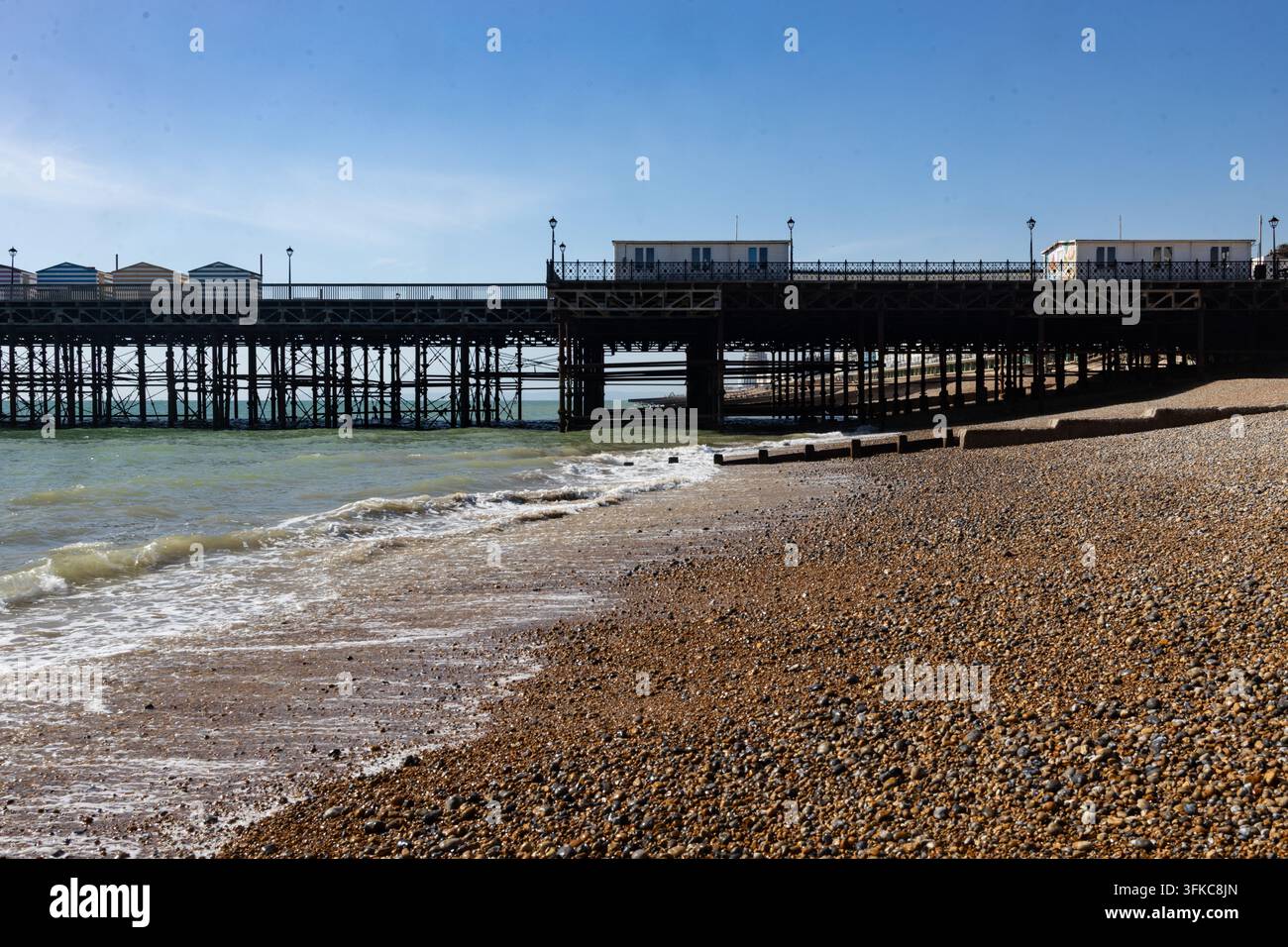 Hastings Pier mit brechenden Wellen Stockfoto