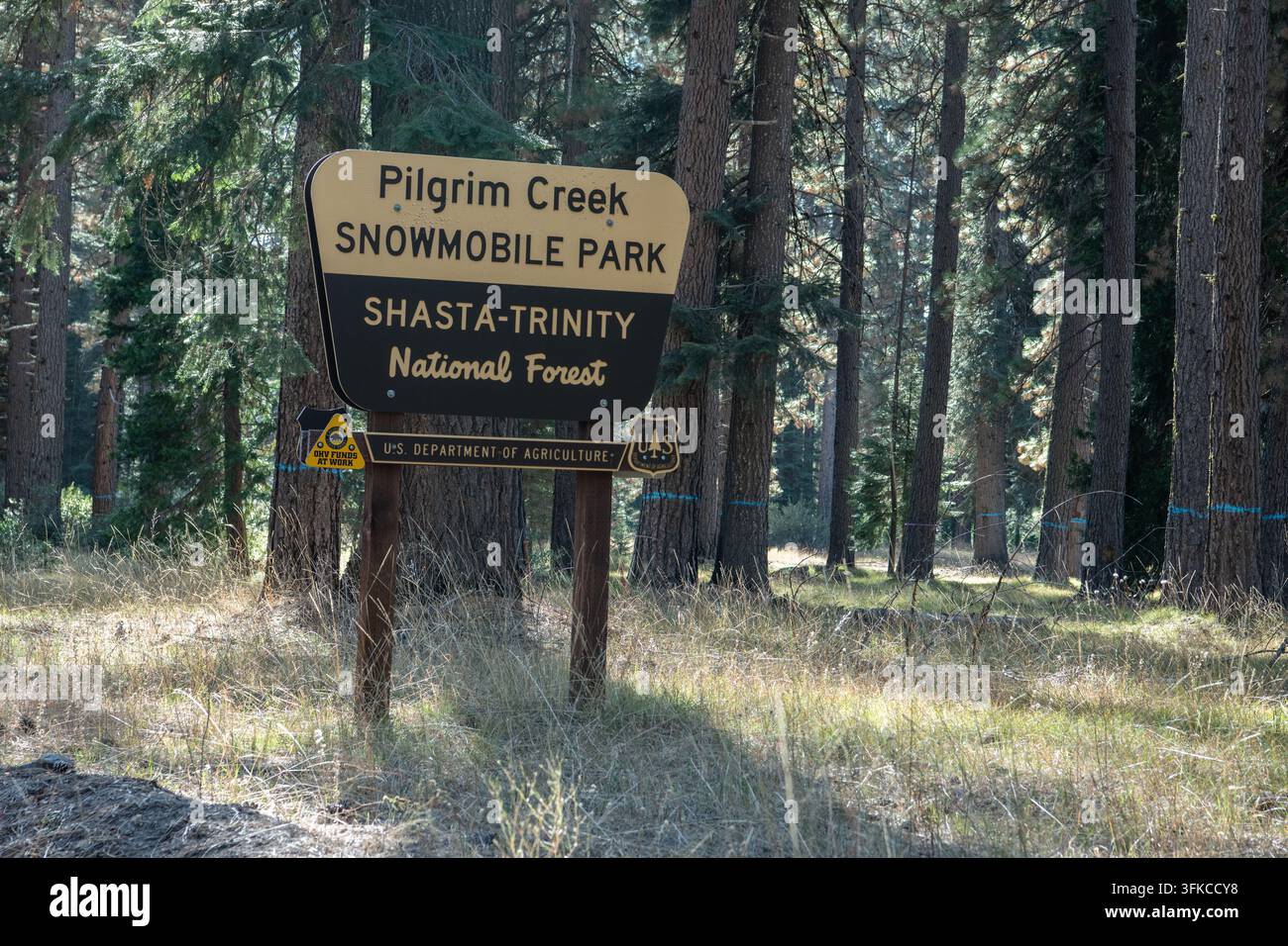 Ein Schild für den Pilgrim Creek Snowmobile Park im Shasta-Trinity Nationalforst in Nordkalifornien. Stockfoto