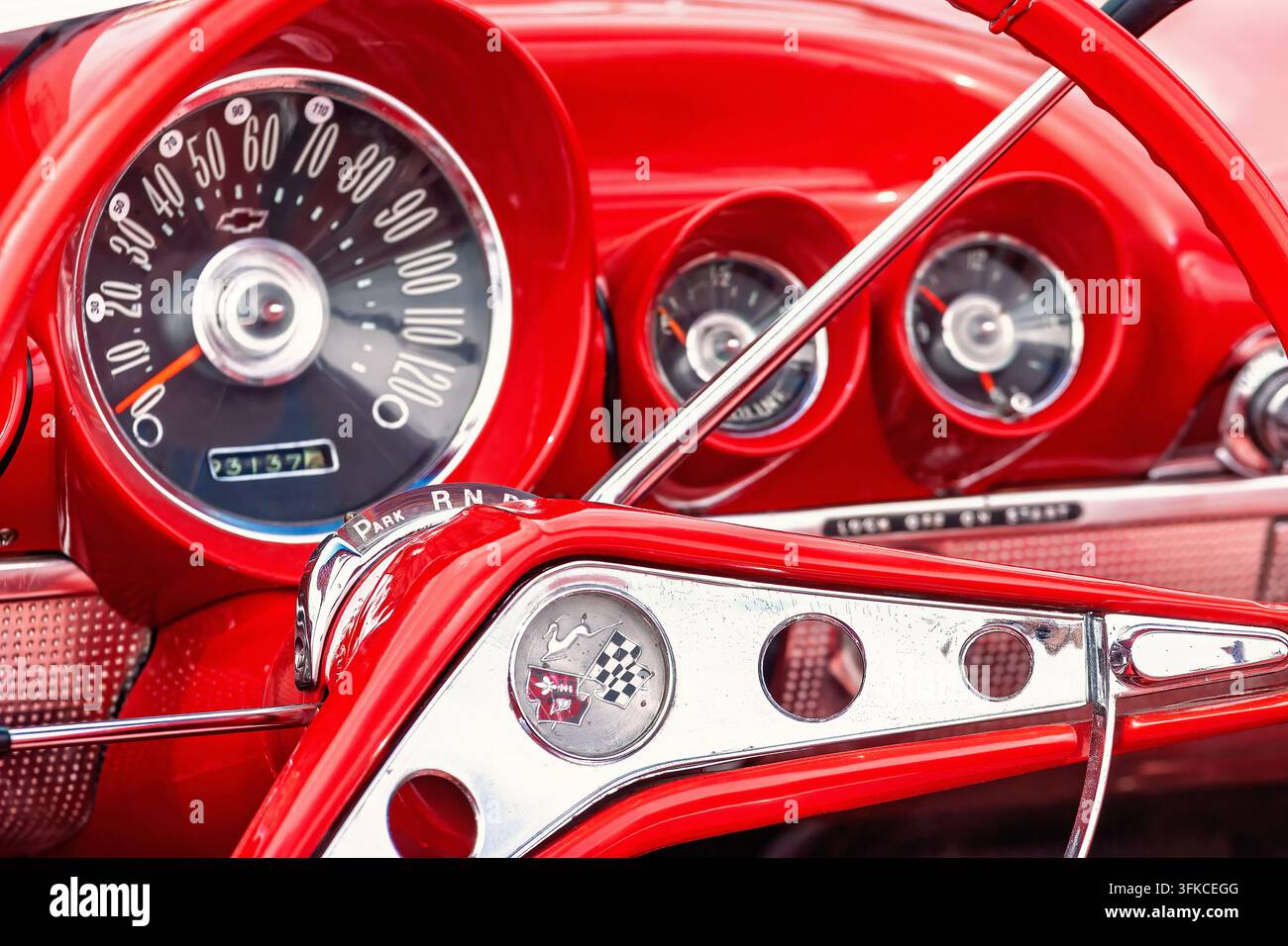 Klassisches Chevrolet Impala Armaturenbrett und Lenkrad im Nahaufnahme Stockfoto