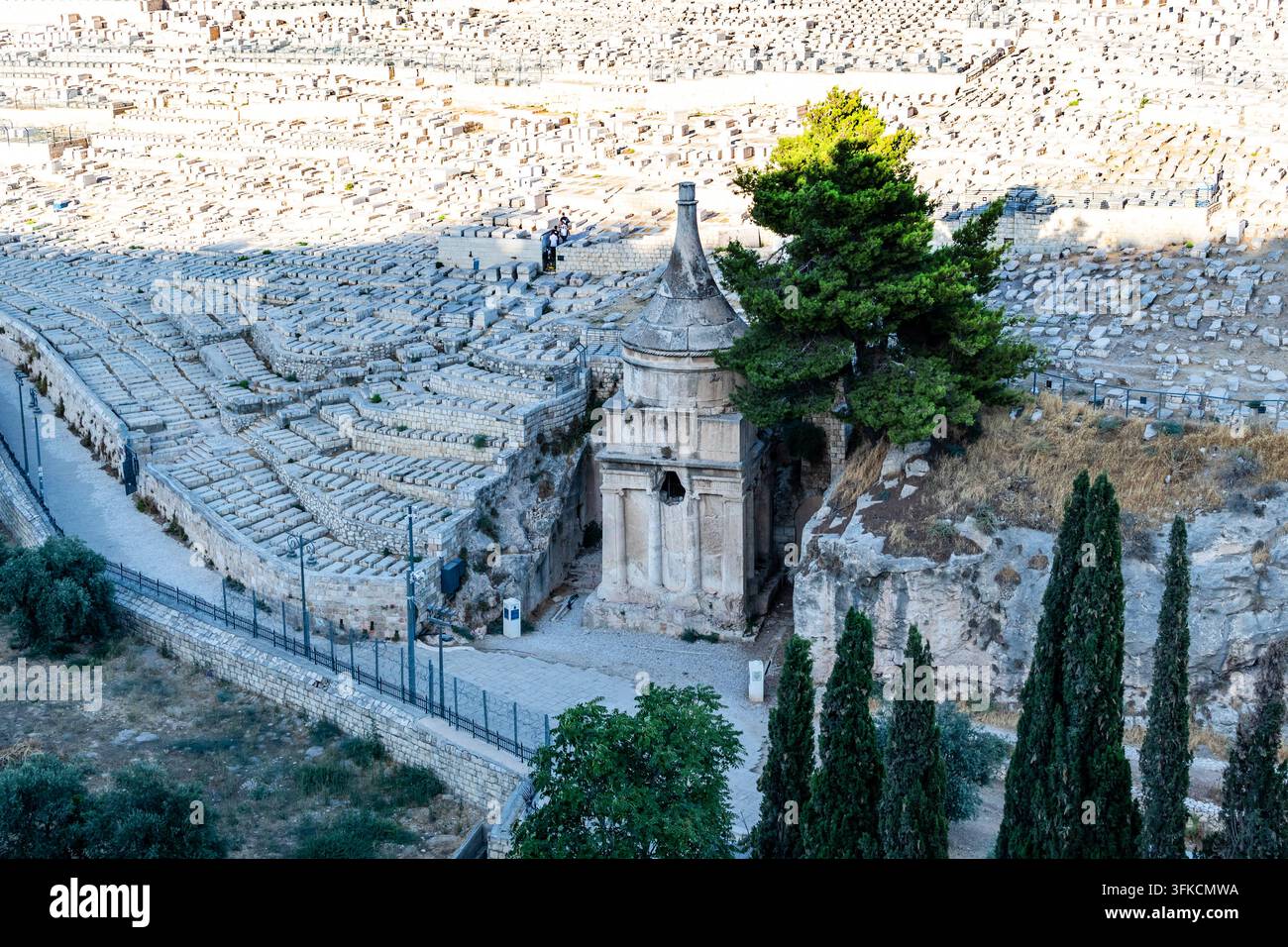 Altes Denkmal steht im Kidrontal mit dem Friedhof auf dem Ölberg Stockfoto