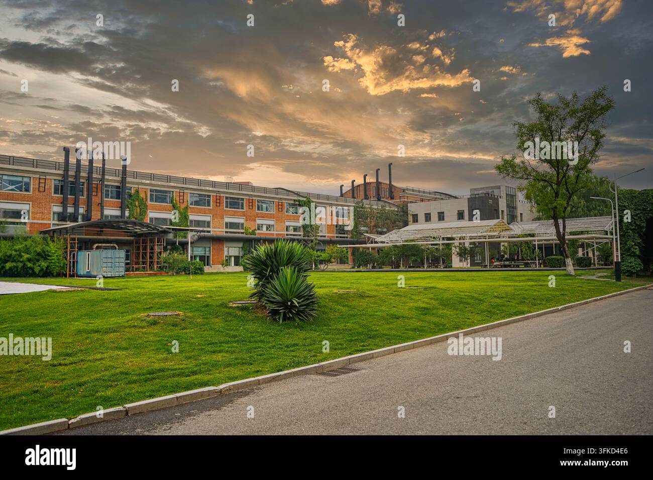 Rote Backstein-Fabrikgebäude bei Sonnenuntergang im Beijing Dentsu Creative Plaza Stockfoto