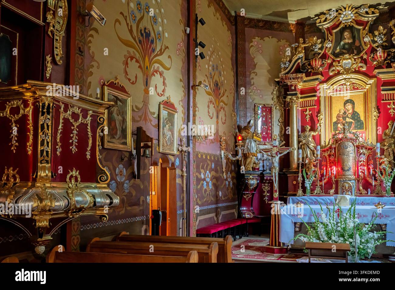 Inneres der Pfarrkirche St. Jakob des Älteren und der Heiligen Katharina von Alexandrien im Dorf Raciechowice. Woiwodschaft Kleinpolen in Polen. Es i Stockfoto