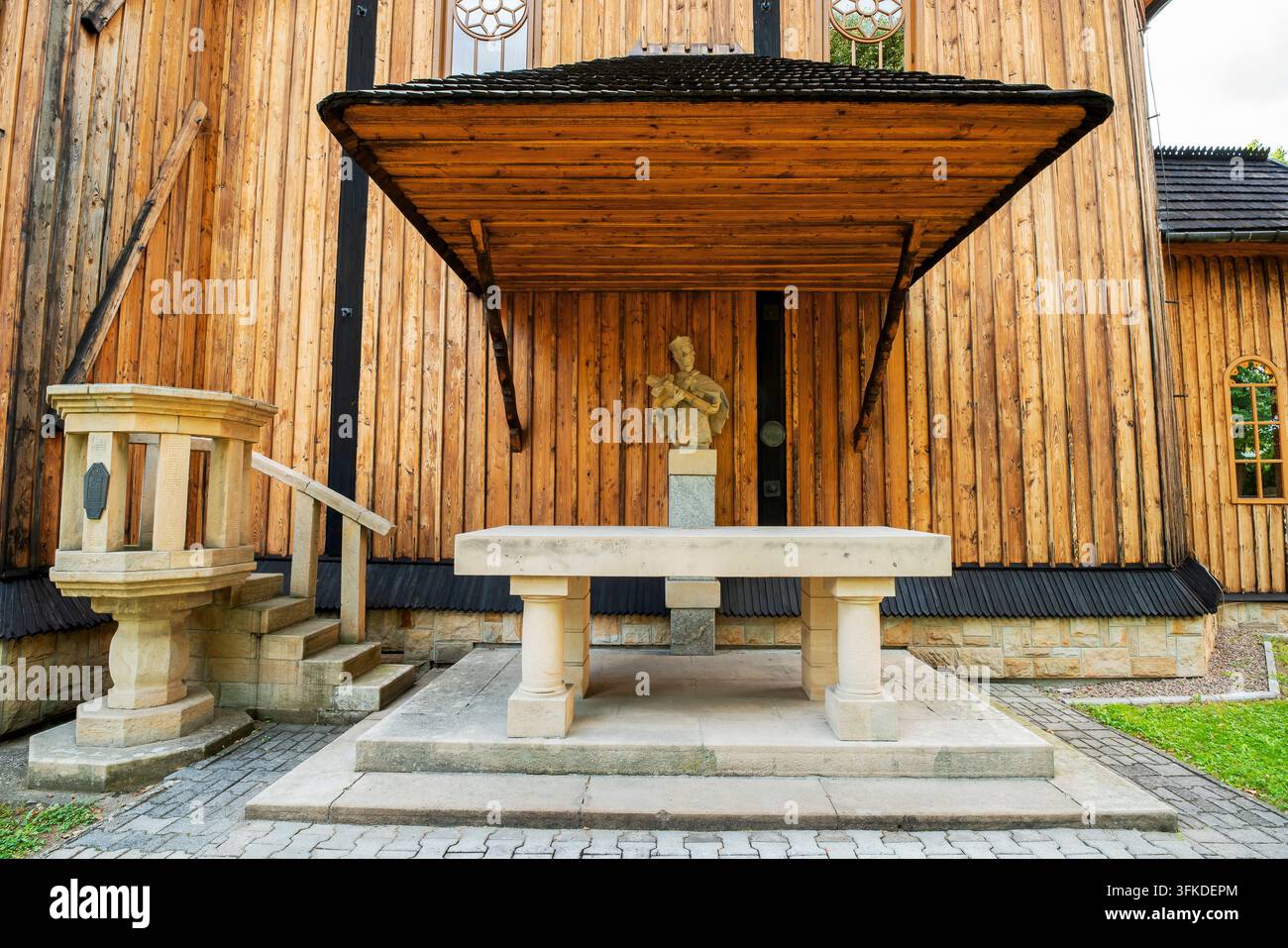 Altar und Kanzel außerhalb der Kirche. Äußeres der Pfarrkirche St. Jakobs des Älteren und der heiligen Katharina von Alexandrien im Dorf Raciechowice. Weniger Stockfoto