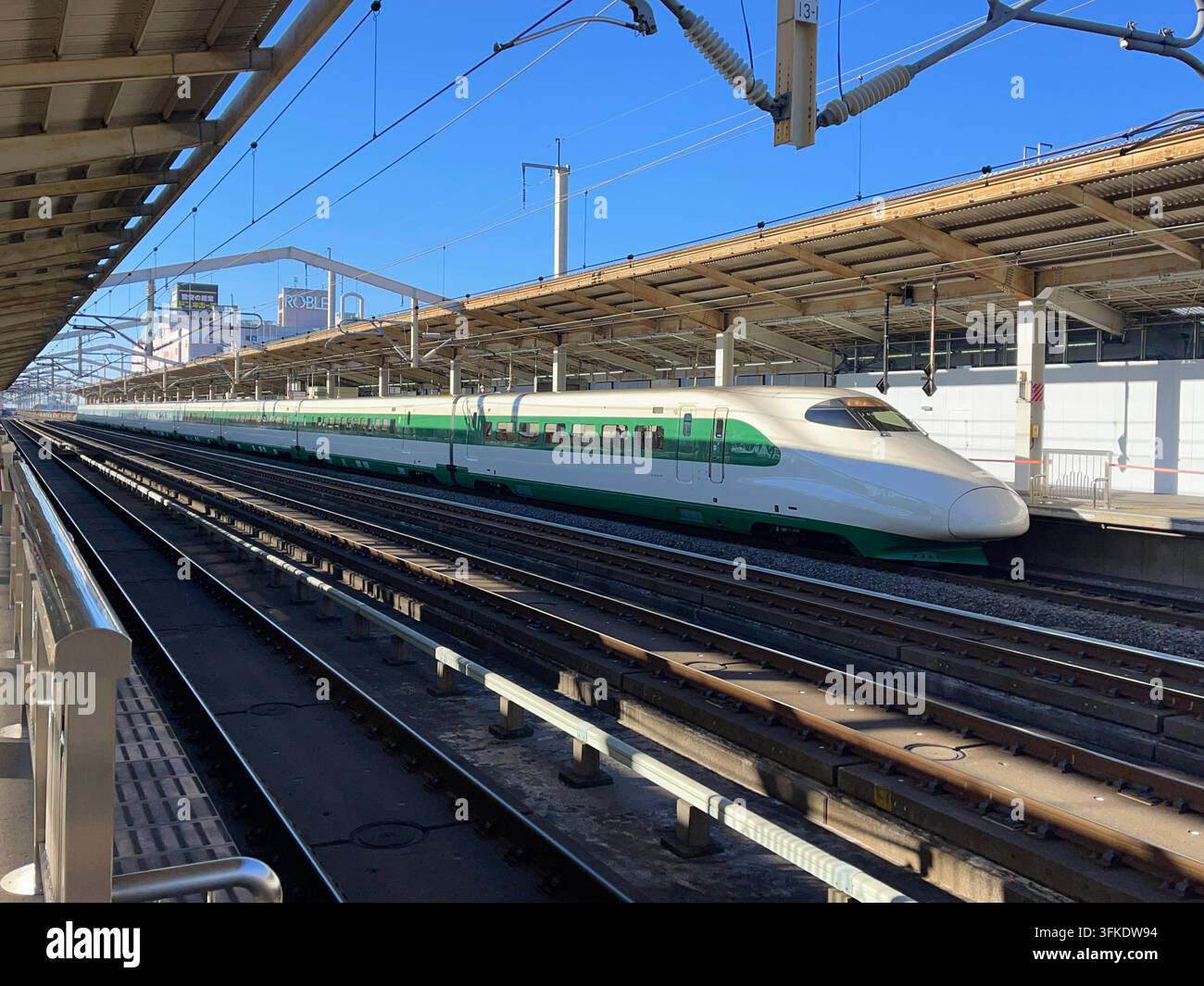 OYAMA, JAPAN - 29. DEZEMBER 2022: E2-Serie Shinkansen in retrogrüner und cremefarbener Lackierung, inspiriert von der 200-Serie, am Bahnhof Oyama, Präfektur Tochigi Stockfoto