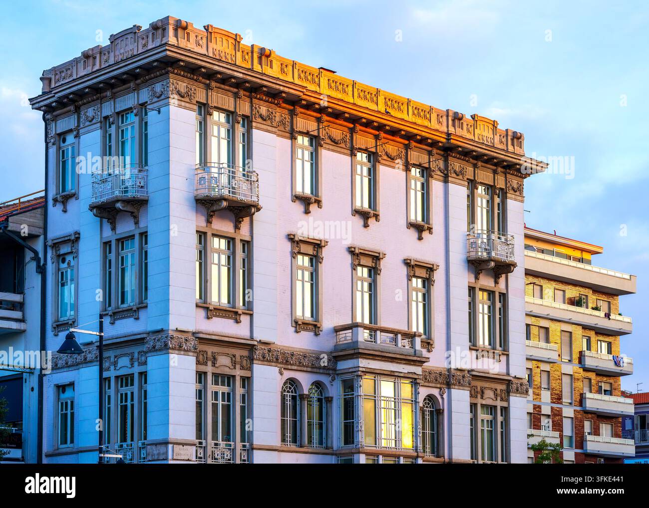 Palazzetto Imperato zeigt Art-Nouveau-Erbe mit kunstvollen Details in Pescara, Italien Stockfoto