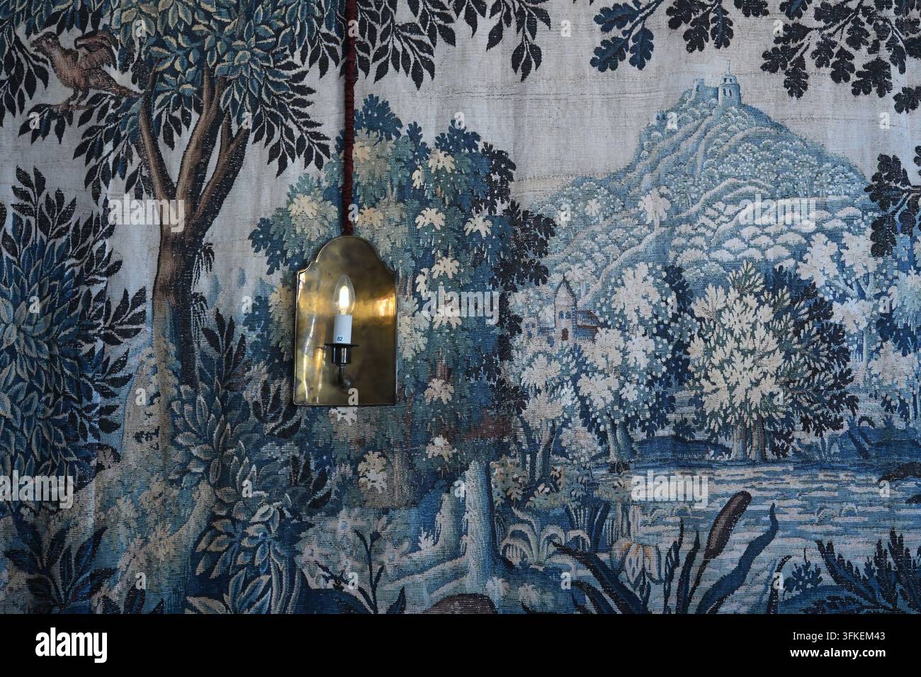 Wandteppich im Staatszimmer mit einer antiken Leuchte - Boston Manor House - London UK Stockfoto