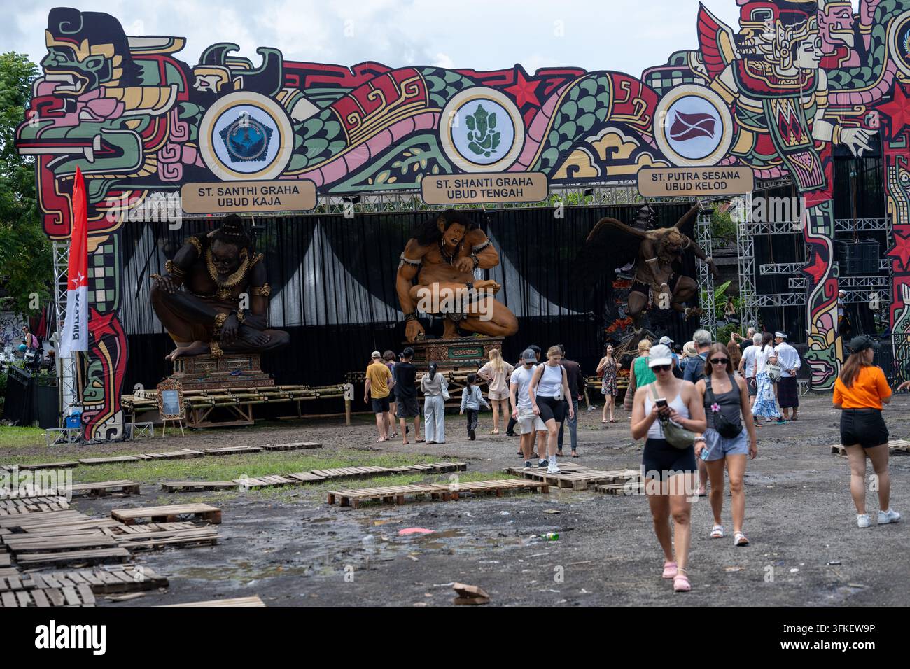 Ubud, Bali, Indonesien, 18. März 2026. Besucher betrachten drei Gemeinschaftsfiguren Ogoh-Ogoh, die vor Nyepi, dem balinesischen Tag der Stille, ausgestellt sind. Stockfoto