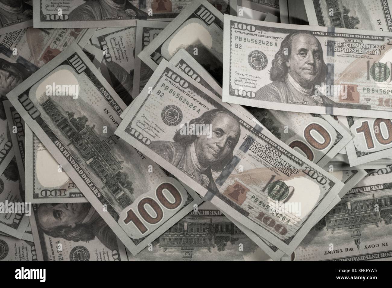 Grauer Tonstapel mit geringer Sättigung von Hundert-Dollar-Scheinen Stockfoto
