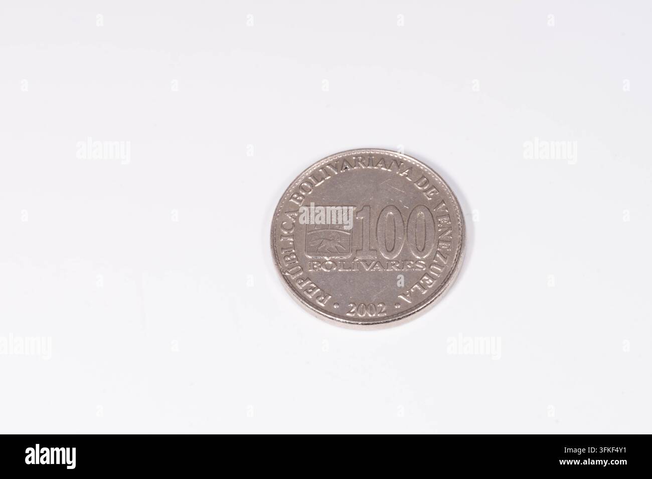Makroaufnahme einer venezolanischen 100-Bolívares-Münze, die historische Währungs- und finanzielle Designdetails zeigt. Stockfoto