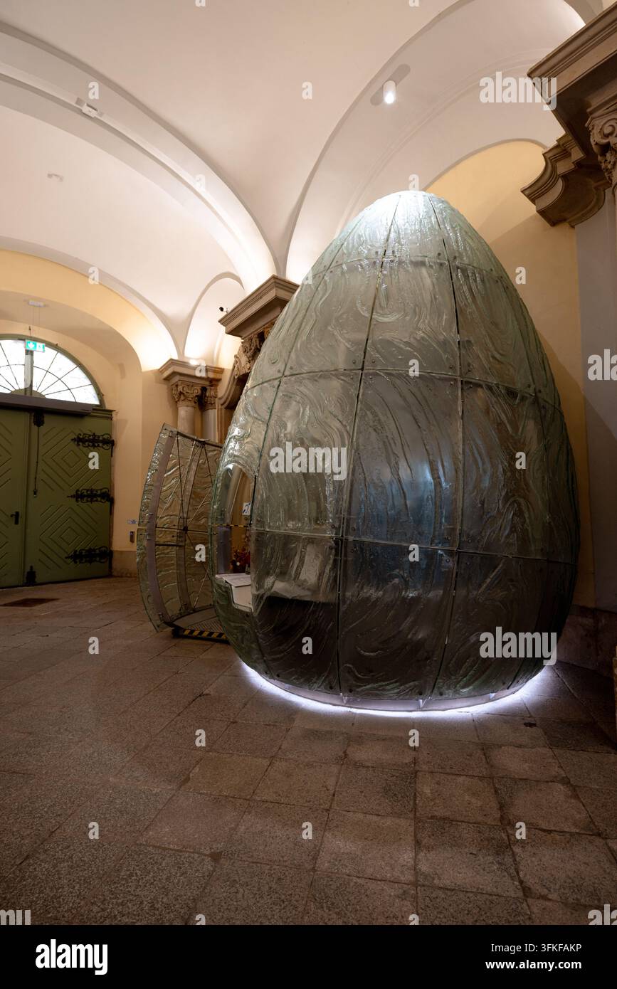 Große zeitgenössische eiförmige Installation, die in einem gewölbten Gang der Universität Breslau ausgestellt ist. Stockfoto