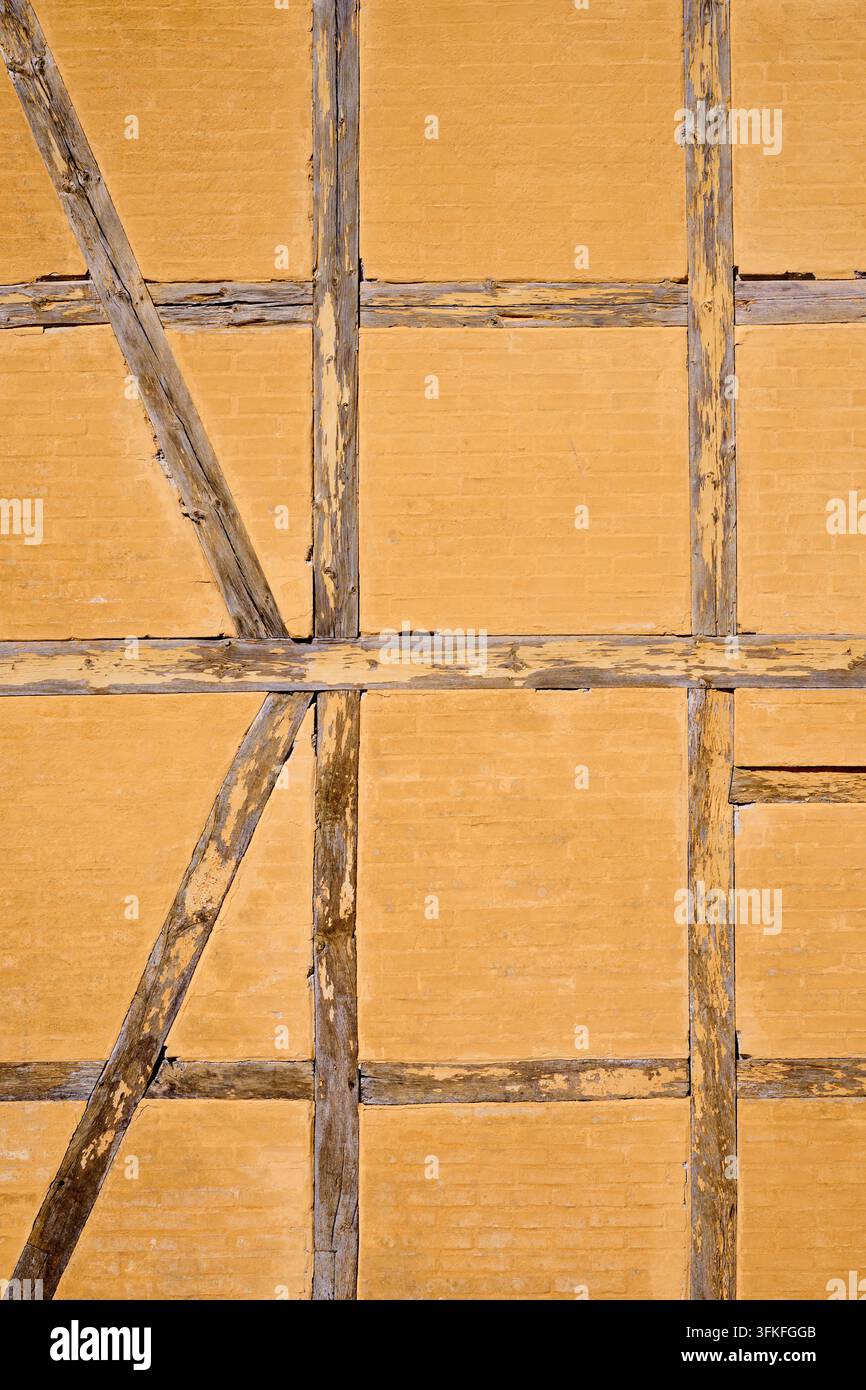 Nahaufnahme einer orangefarbenen Fassade, typisch für die Stadt Roskilde. Aus Holz und Ziegel gebaut. Traditionelles Gerüst in einem Wohnhaus. Stockfoto