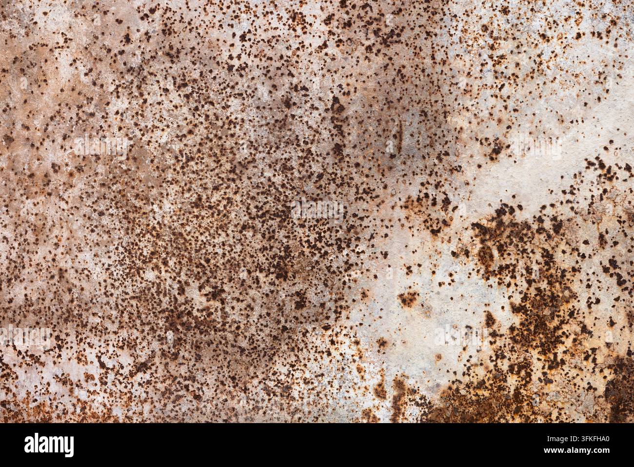Verwitterte rostige Metalloberfläche mit starken Korrosionsstellen und gesprenkelter Patina. Hochdetaillierte Nahaufnahme-Textur ideal für industrielle, Vintage- oder Grunge-Hintergründe Stockfoto
