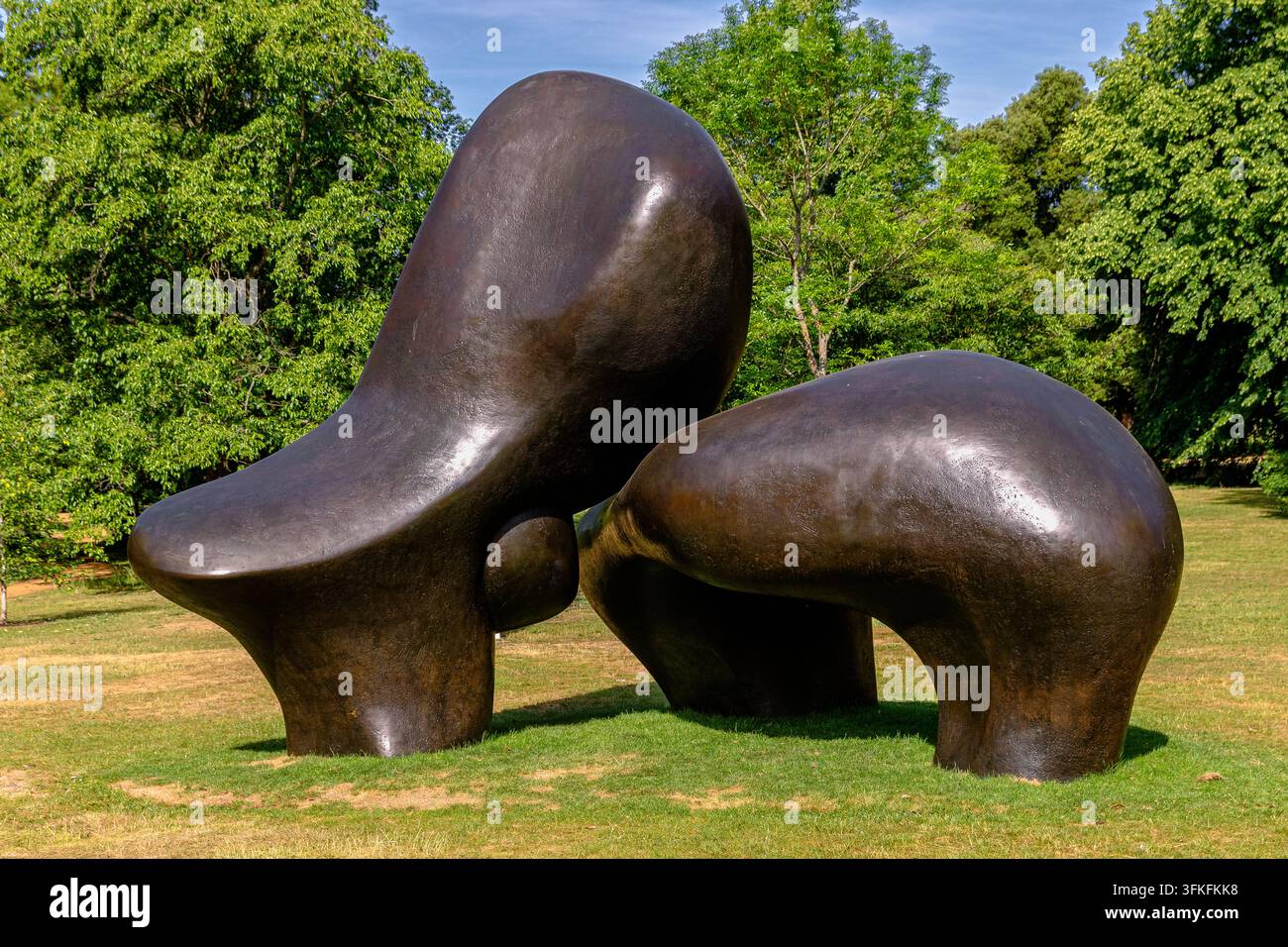 Sheep Piece ist eine Bronze des renommierten britischen Künstlers Henry Moore, inspiriert von den Schafweiden, die im Kew Gardens in London ausgestellt sind Stockfoto