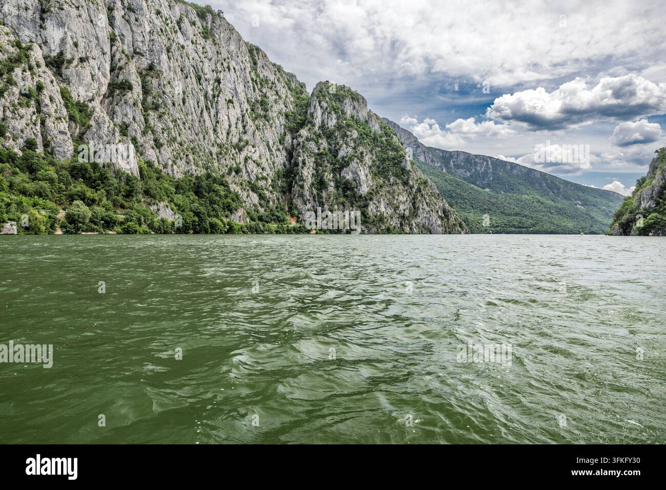 Die Donau fließt durch die majestätische Eisentore-Schlucht, eingerahmt von hoch aufragenden Felskliffen und üppiger Vegetation in Serbien und Rumänien Stockfoto