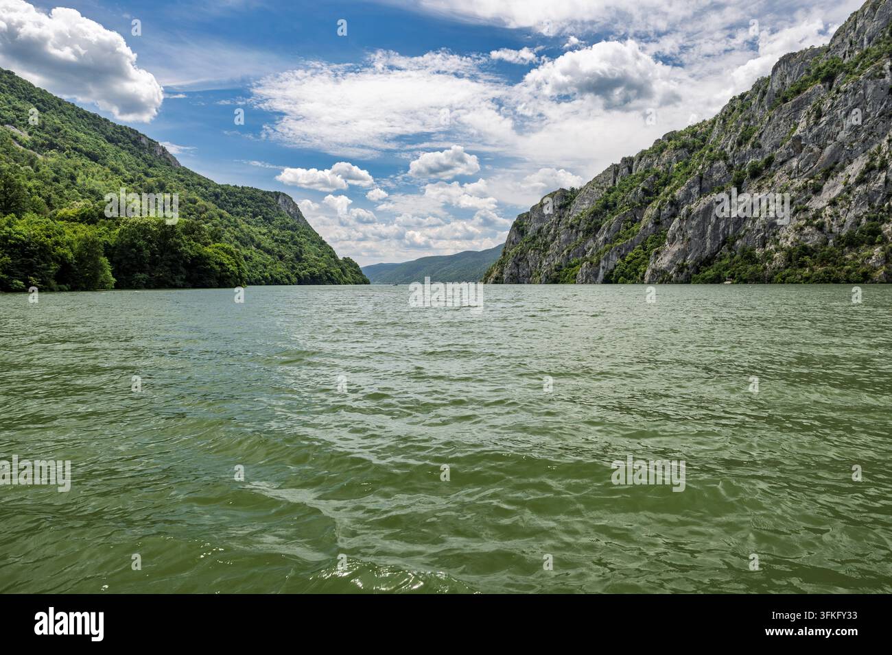 Die Donau fließt durch die malerische Eisentor-Schlucht, eine natürliche Grenze zwischen Rumänien und Serbien Stockfoto