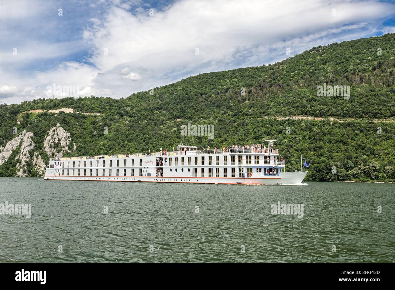 Flusskreuzfahrtschiff entlang der Donau durch die malerische Eisentürschlucht, Serbien Stockfoto