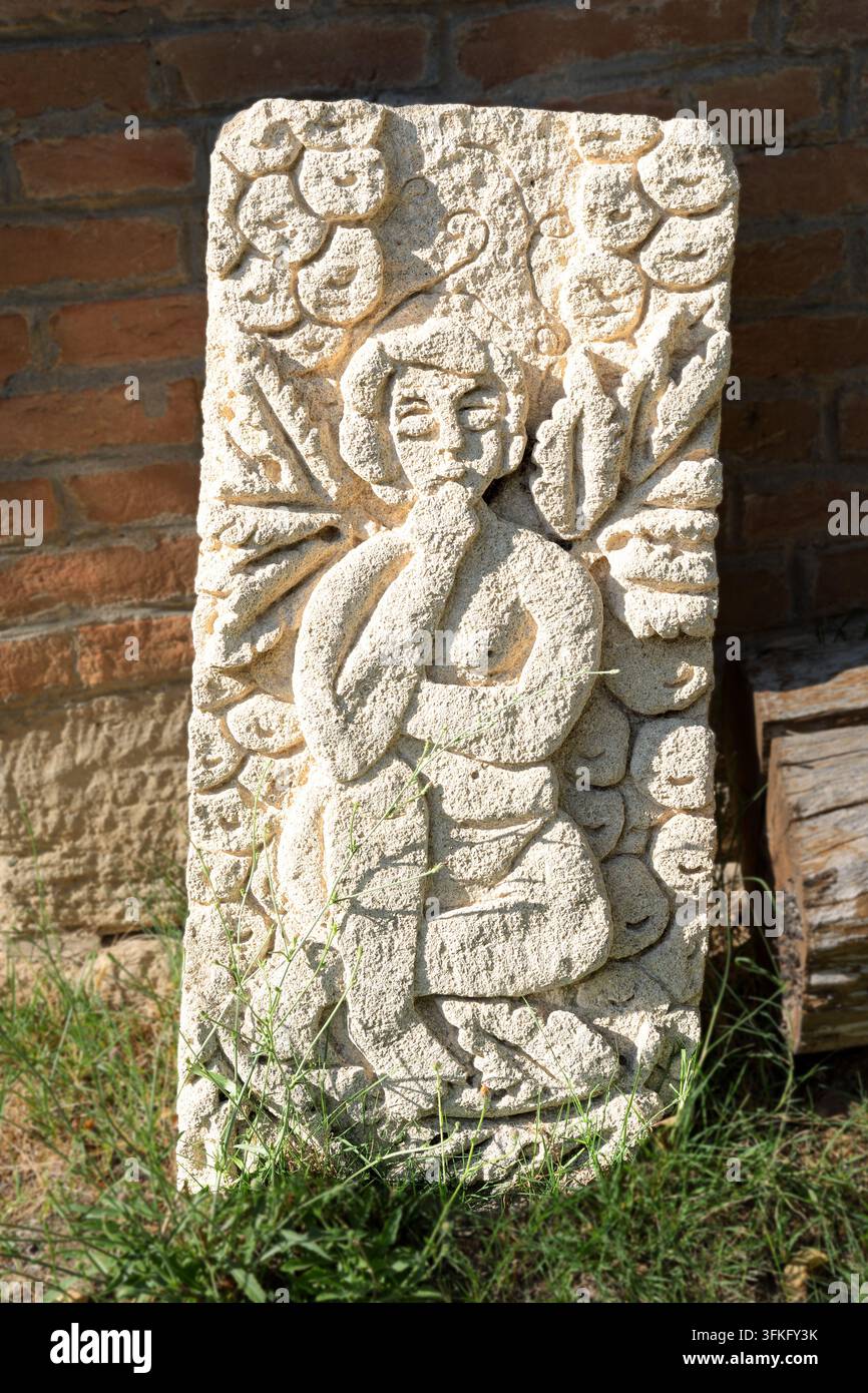 Ein geschnitztes Steinrelief einer nachdenklichen Figur, Weinkeller, Dorf Rojljevac, Serbien Stockfoto
