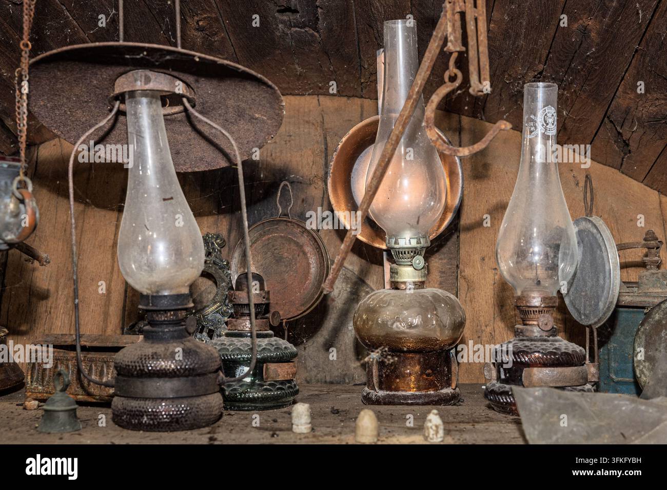 Antike Öllampen & rustikale Metallobjekte Ausstellungsstück, Museum, Weingut Radosavijevic, Dorf Rogijevo, Serbien Stockfoto