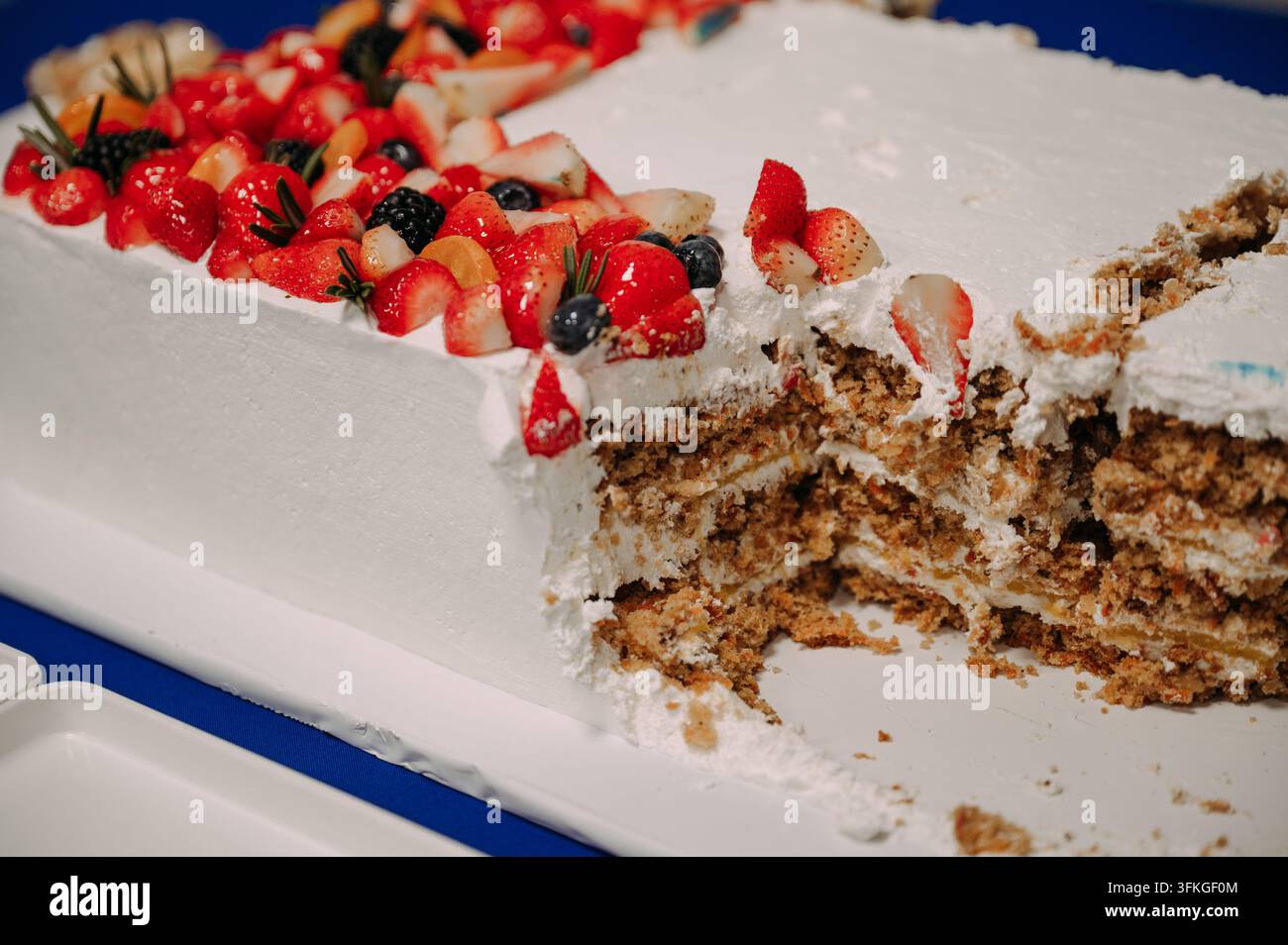 Schichtkuchen zur Feier, dekoriert mit Erdbeeren und Beeren Stockfoto