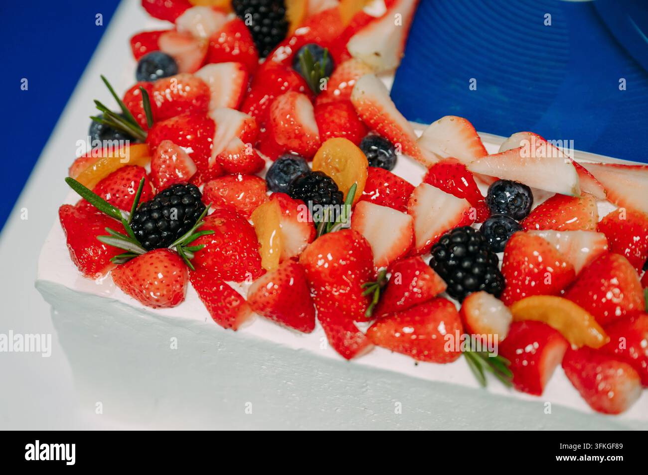 Frischer Beerkuchen mit Erdbeeren und Brombeeren Stockfoto