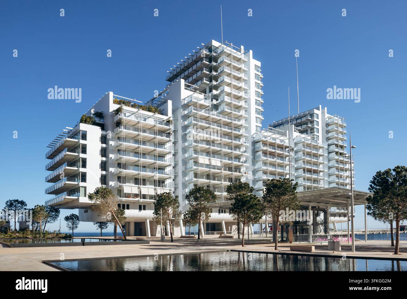 Monaco, Monaco - 04. April 2026: Das Wohngebäude Le Renzo im Uferviertel Mareterra, entworfen vom Renzo Piano Building Workshop. Stockfoto