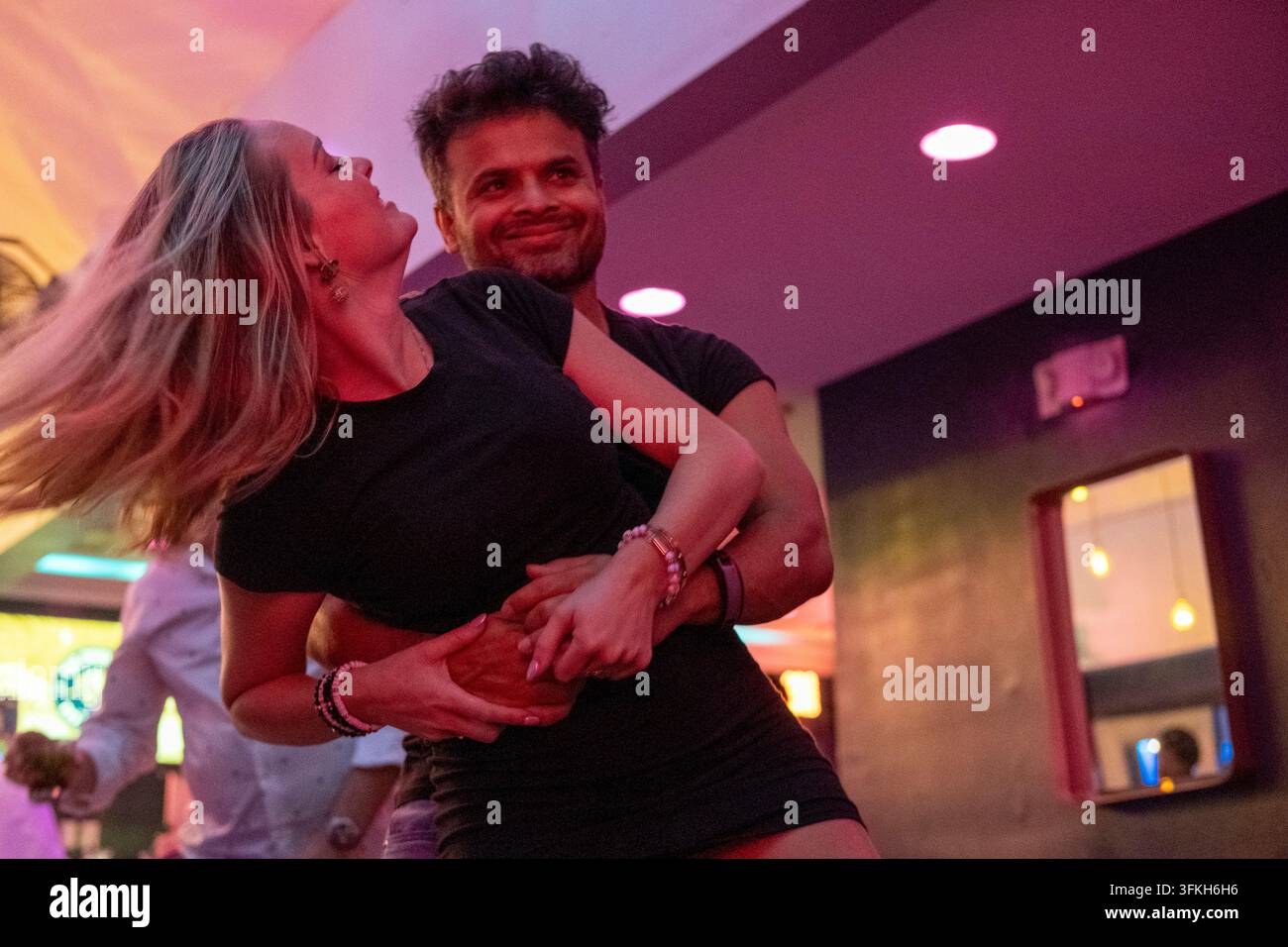 Paare tanzen in einem Nachtclub in Raleigh, North Carolina, USA, am 22. August 2023. Stockfoto